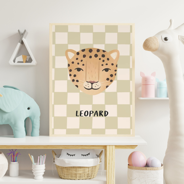 Affiche d’un léopard sur fond beige et vert à carreaux, décoration murale éducative pour enfant.