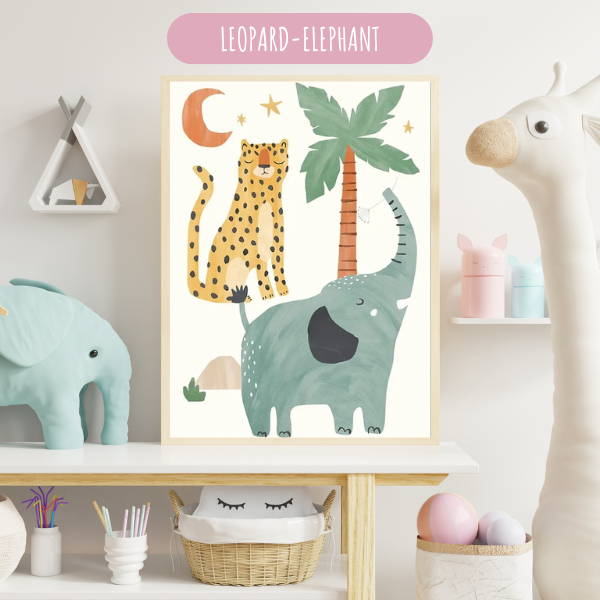 Affiche enfant avec un éléphant et un léopard sous un ciel étoilé, parfaite pour une décoration poétique et exotique.