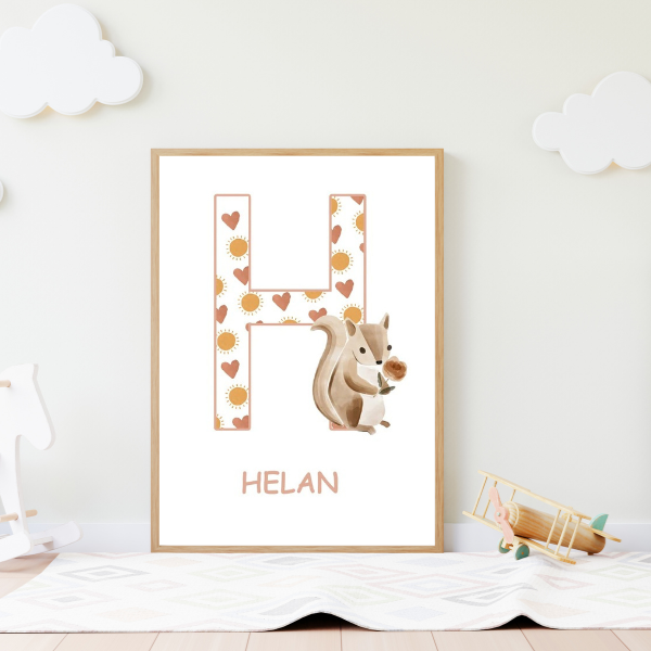 Affiche murale avec lettre décorative et illustration animale pour chambre d’enfant au style doux