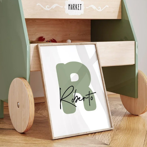 Poster prénom enfant avec lettre verte sauge – modèle à personnaliser pour chambre bébé