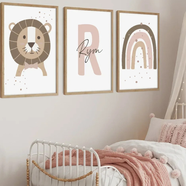 Affiche triptyque personnalisée pour chambre d’enfant avec un lion, une lettre et un arc-en-ciel beige et terracotta