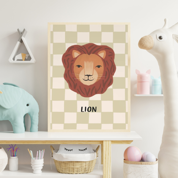 Illustration d’un lion sur fond à carreaux, affiche murale parfaite pour une chambre d’enfant sur le thème de la savane.