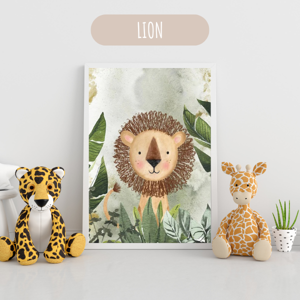 Affiche illustrée d’un lion dans un décor de savane, parfaite pour une décoration murale de chambre bébé ou enfant.