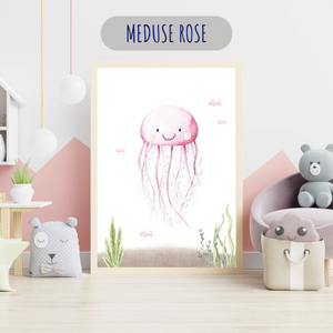 Affiche décorative représentant une méduse rose aquarelle souriante, idéale pour une chambre d’enfant sur le thème de l’océan.