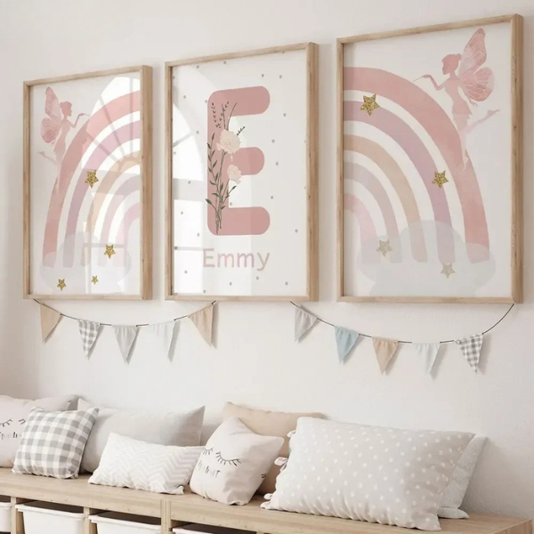 Affiches murales enfant personnalisables avec lettre et fée dans une déco douce et rose