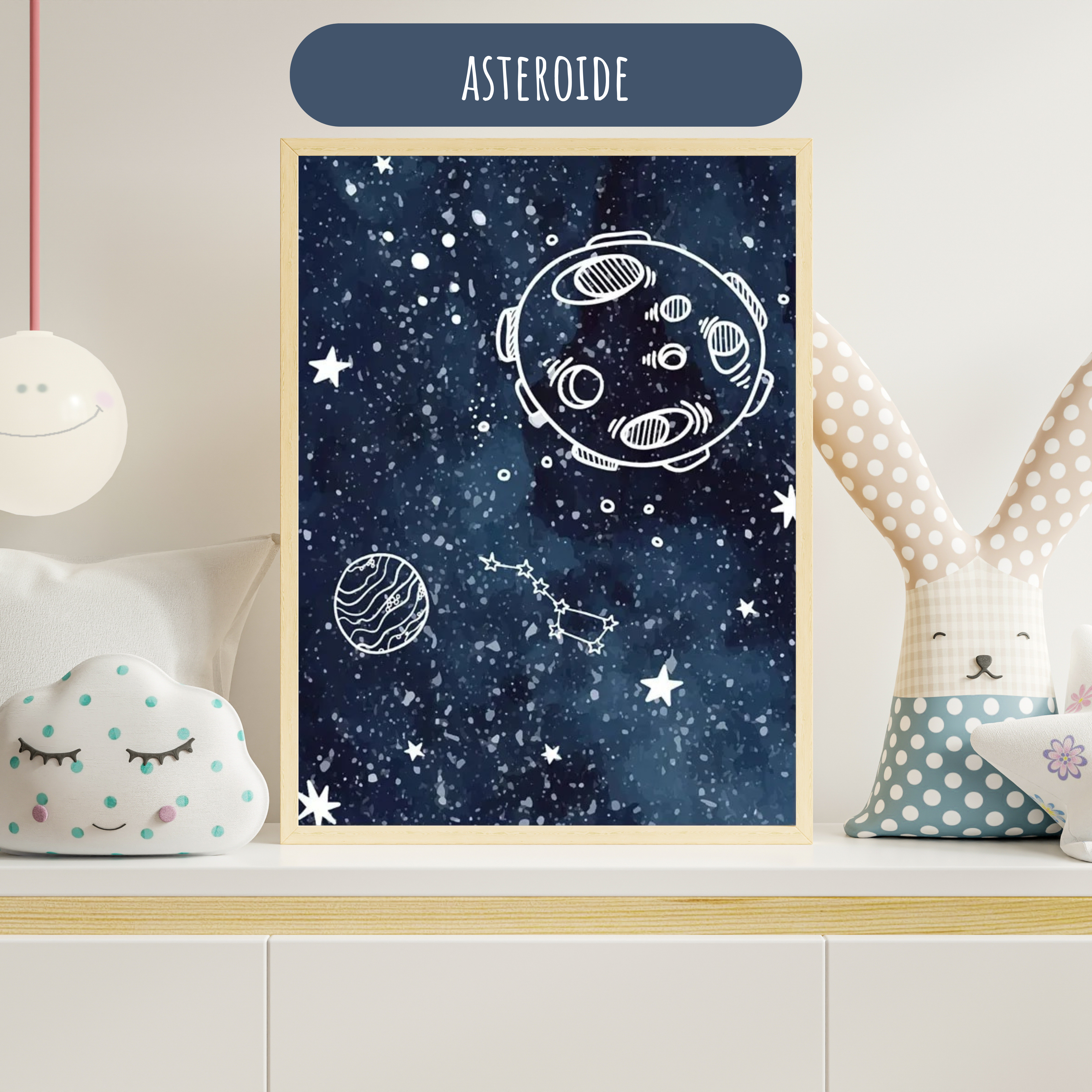 Affiche murale enfant thème espace avec illustration d’un astéroïde sur fond étoilé bleu nuit.