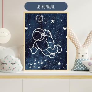 Affiche décoration chambre enfant avec un astronaute flottant dans l’espace en dessin blanc sur fond bleu nuit.