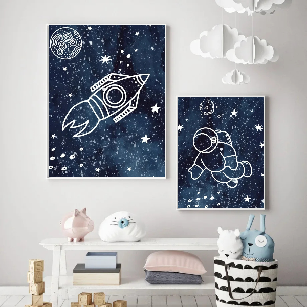 Duo d’affiches pour enfant avec une fusée et un astronaute flottant dans l’univers sur fond bleu étoilé.