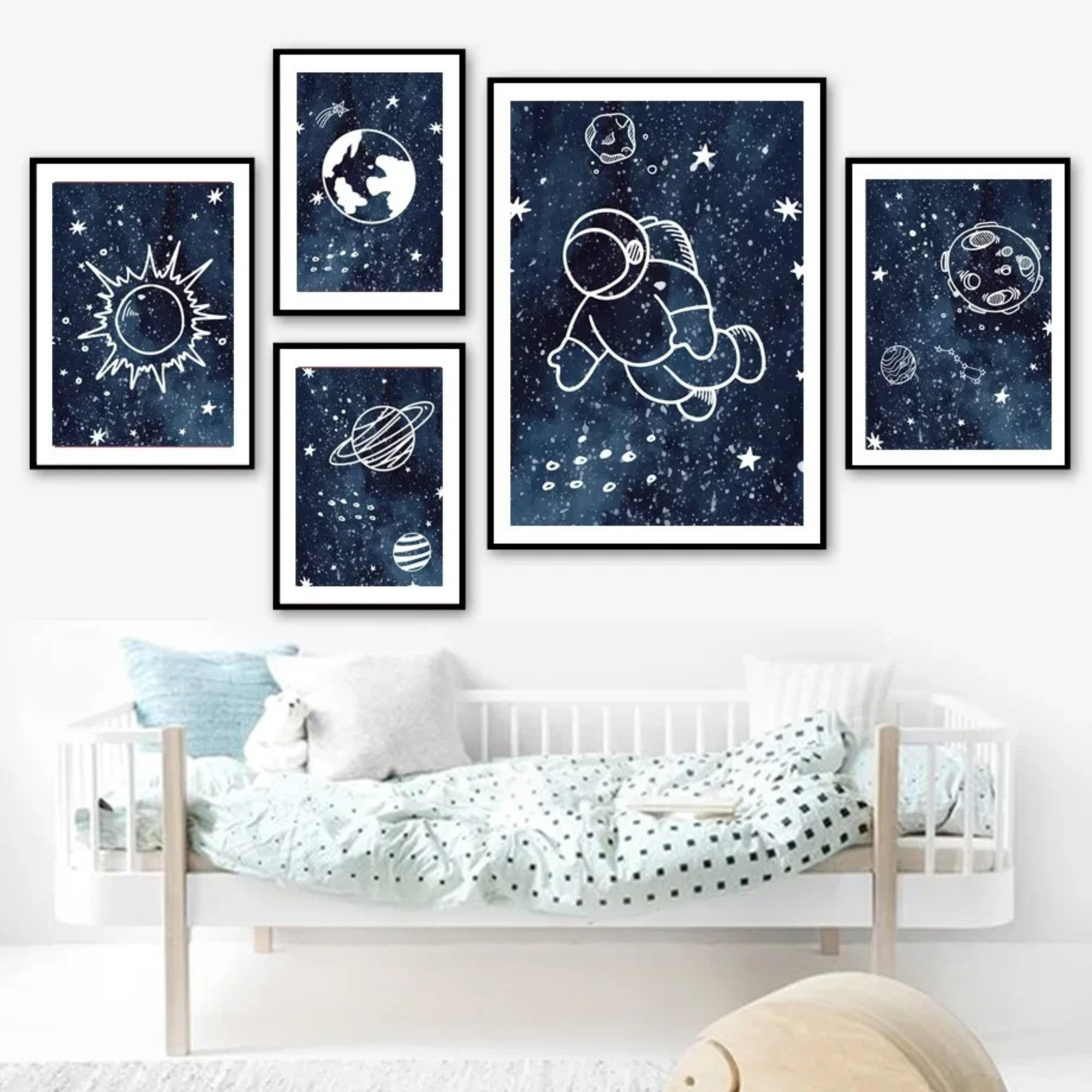 Ensemble de cinq affiches murales sur l’espace avec des dessins d’astronaute, planète, fusée et étoiles.