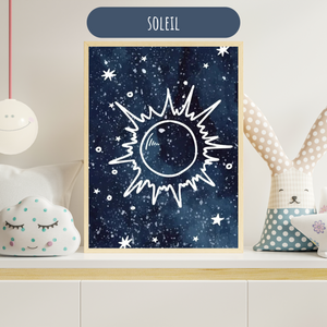 Affiche représentant un soleil dessiné en blanc sur un fond étoilé bleu nuit, parfaite pour une chambre d’enfant.