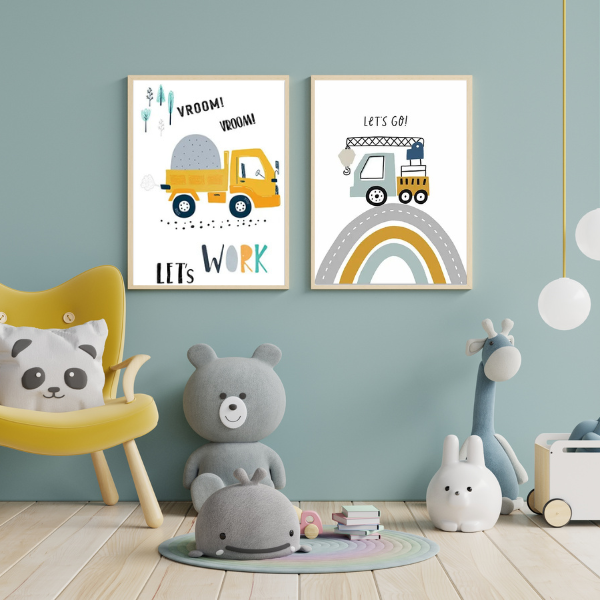 Lot de 2 affiches murales pour chambre d'enfant sur le thème des engins de chantier, avec un camion toupie et une grue sur un arc-en-ciel.