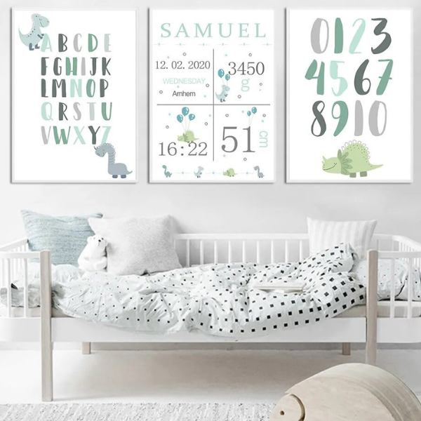 Ensemble d'affiches naissance personnalisées sur le thème des dinosaures en vert sauge, parfait pour une décoration de chambre bébé.