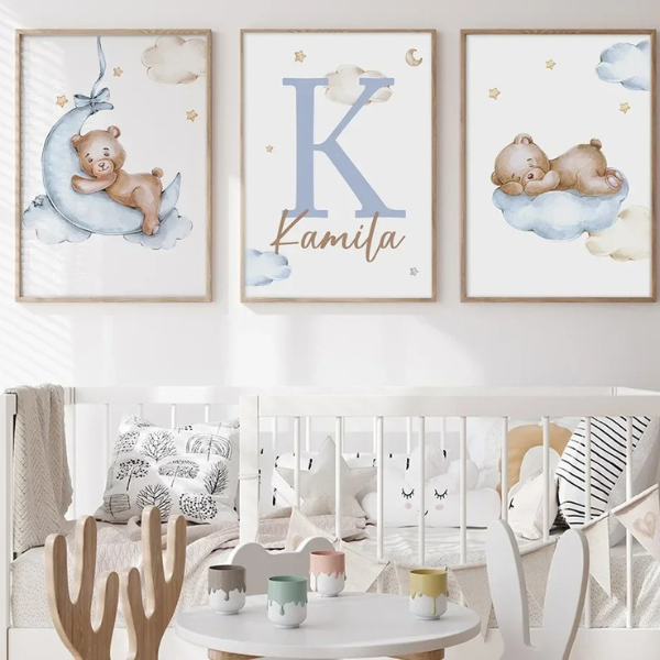 Set de 3 affiches chambre bébé avec ourson sur la lune, nuages et étoiles dorées. Idéal pour une déco murale douce et poétique.