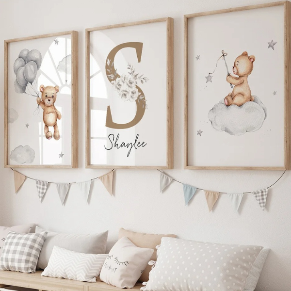 Affiche personnalisée avec ourson dans les nuages et initiale, déco murale bébé