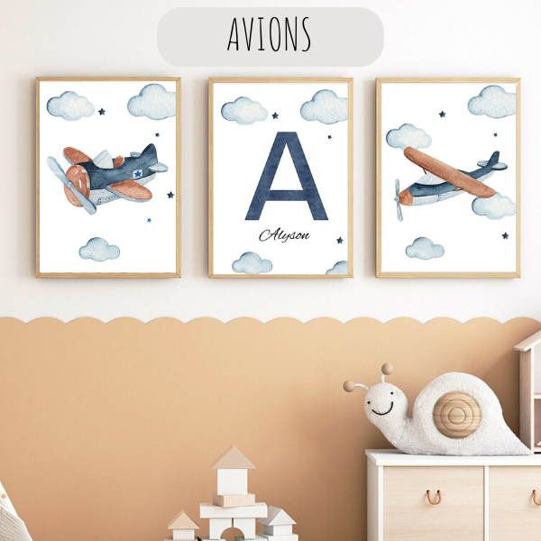 Ensemble d'affiches personnalisées avec prénom, avions en aquarelle et nuages, parfait pour une décoration de chambre d'enfant.