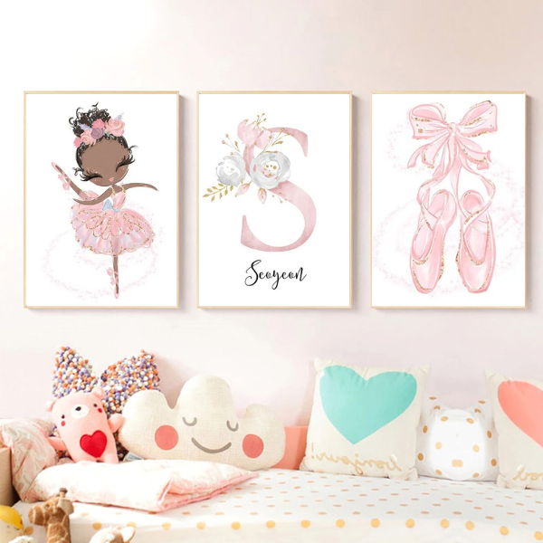 Affiche murale d'une ballerine en tutu rose avec couronne florale, parfaite pour une déco chambre fille et un cadeau personnalisé.