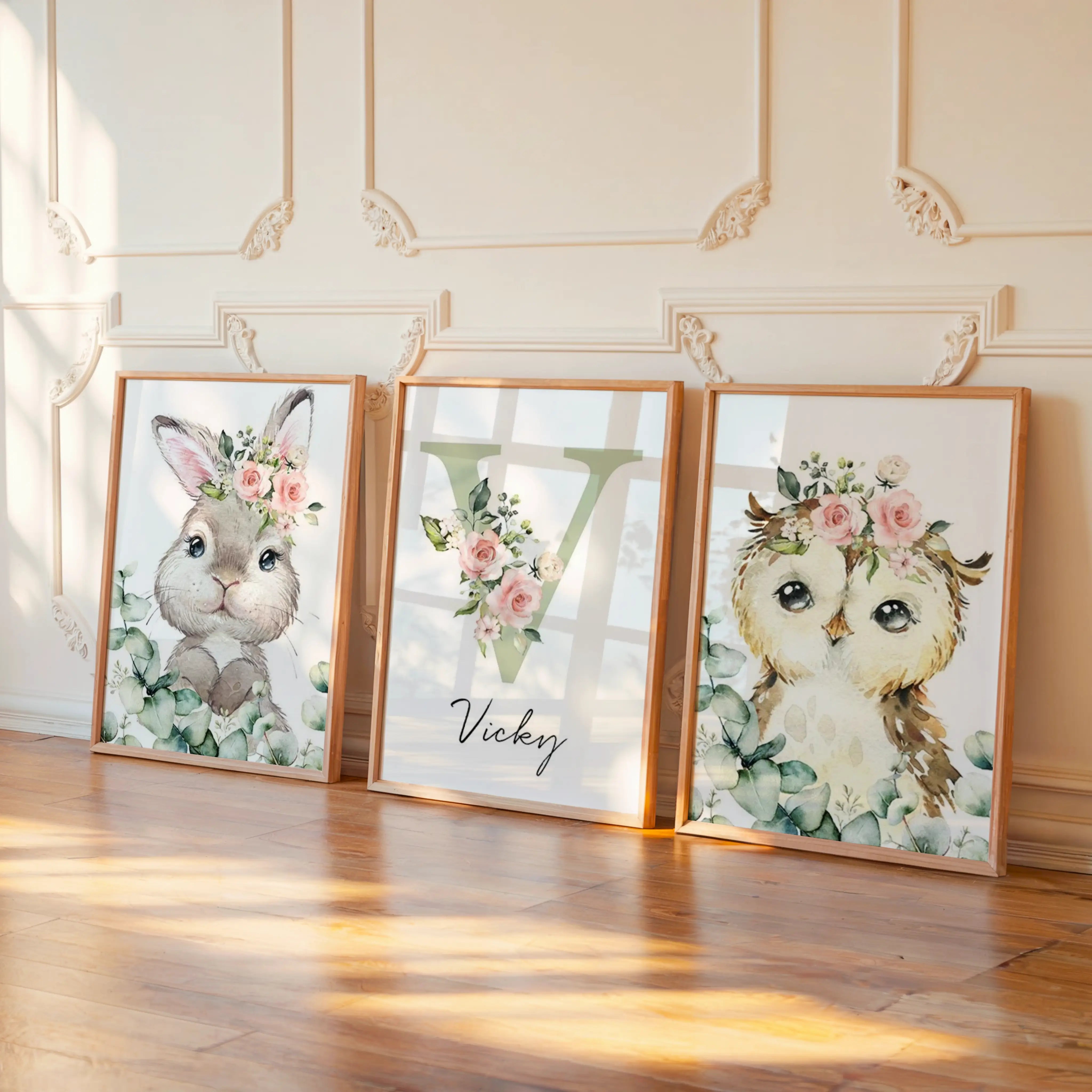 Lot de 3 affiches personnalisées pour chambre bébé thème lapin et chouette avec initiale florale vert sauge et prénom personnalisable, décoration murale douce style aquarelle idéale cadeau de naissance fille ou garçon.