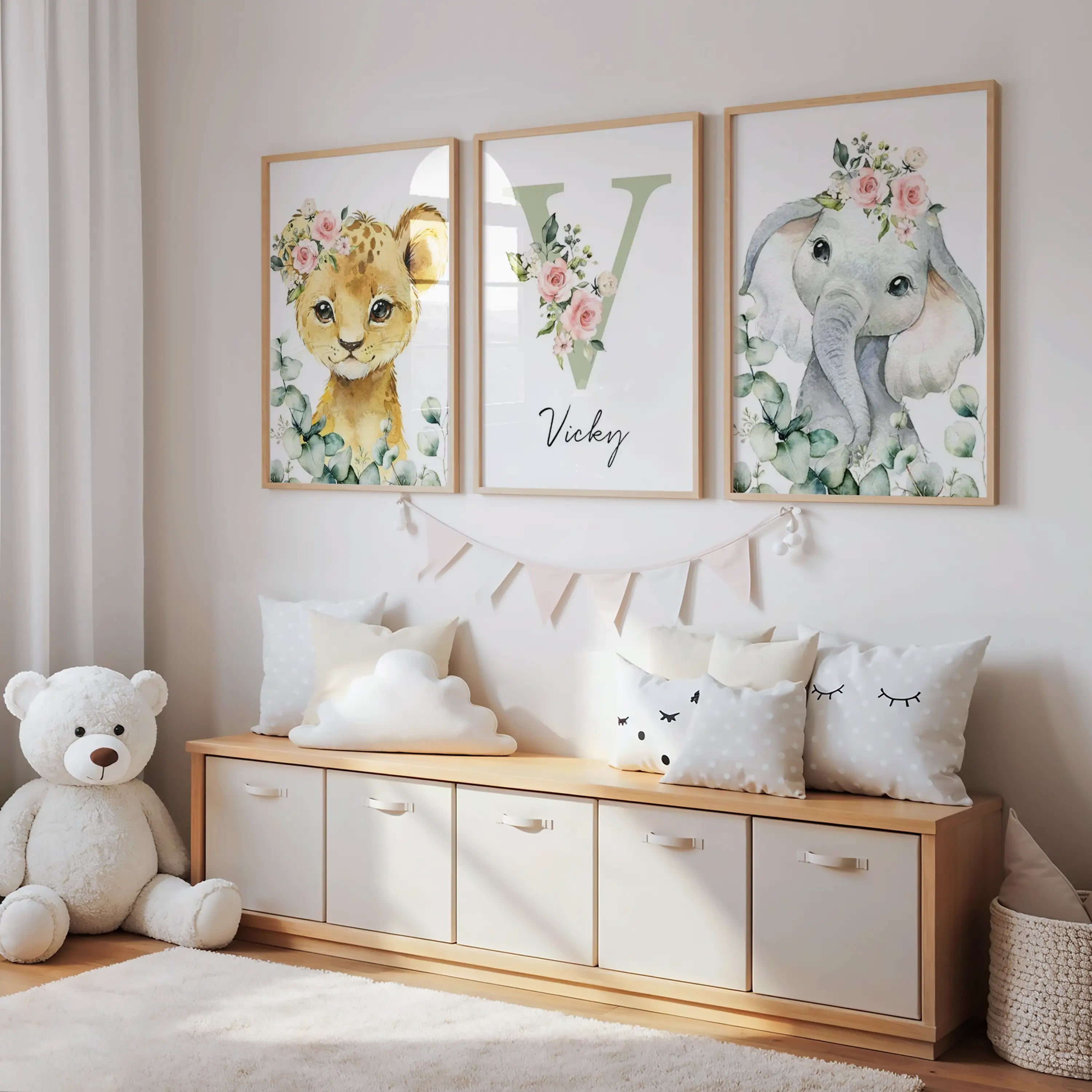 Affiche personnalisée bébé thème lionceau et éléphant avec couronne florale vert sauge, prénom et initiale personnalisables, décoration murale chambre enfant mixte style bohème.
