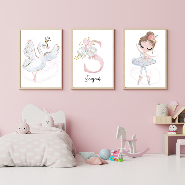 Affiche murale d'une ballerine en tutu rose avec couronne florale, parfaite pour une déco chambre fille et un cadeau personnalisé.