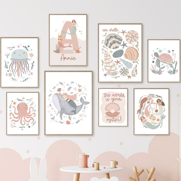 Mur de cadres décoratifs sur le thème de l’océan avec illustrations de sirènes, pieuvre, méduse et coquillages.