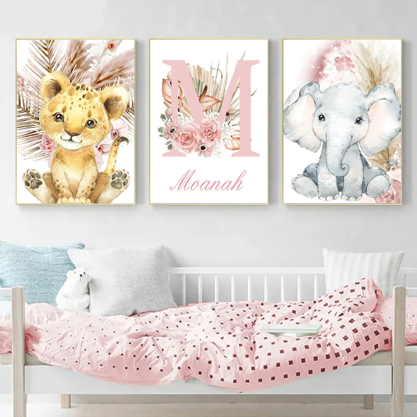 Affiches murales bébé personnalisées avec lionceau, lettre initiale et éléphant sur fond fleuri, décoration chambre fille.