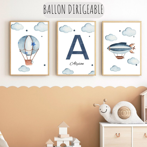 Ensemble d'affiches personnalisées avec prénom, ballon dirigeable et montgolfière en aquarelle, pour une déco de chambre d'enfant.