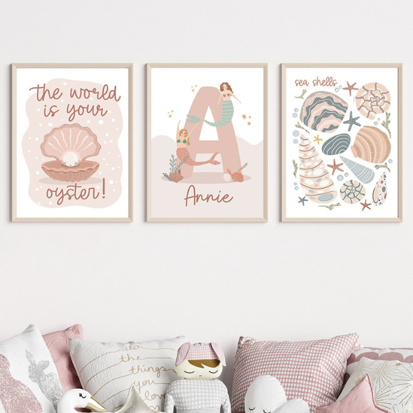 Triptyque d’affiches murales sur le thème de la mer, avec une lettre personnalisée, une perle et des coquillages.