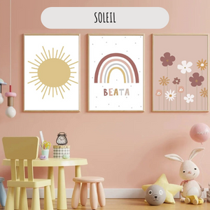 Affiche avec motif soleil en tons naturels pour une déco murale apaisante et tendance dans une chambre bébé.