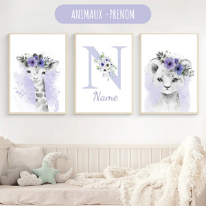 Trio d'affiches murales personnalisées avec prénom, motifs animaux et fleurs violettes pour une déco bébé raffinée.