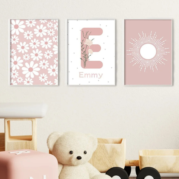 Lot de 3 affiches personnalisées en rose poudré avec fleurs, lettre et soleil – décoration chambre bébé fille