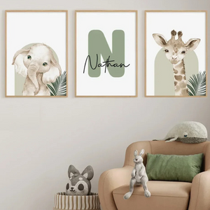 Affiche safari personnalisée vert sauge avec prénom, éléphant et girafe pour chambre bébé