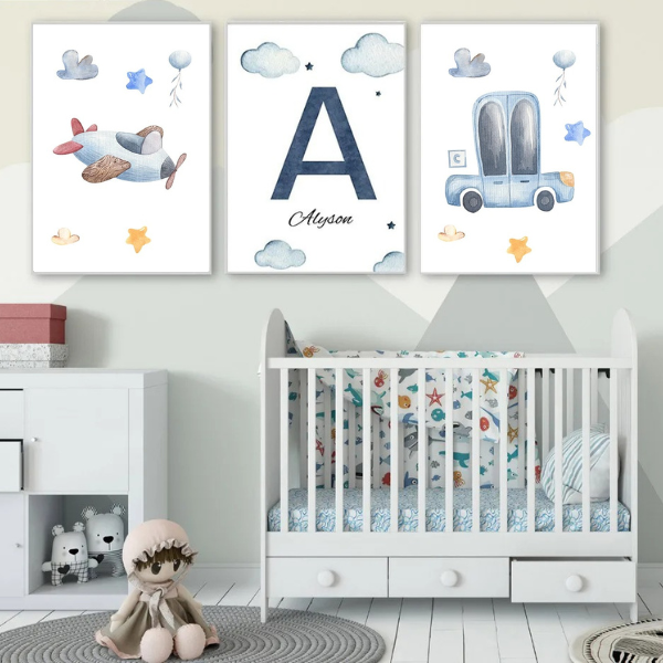 Ensemble de trois affiches personnalisées avec prénom, voiture et avion en aquarelle, parfait pour une décoration de chambre d'enfant.