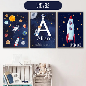 Illustration du système solaire avec les planètes, une fusée et un astronaute, idéale pour une décoration murale éducative pour enfant.