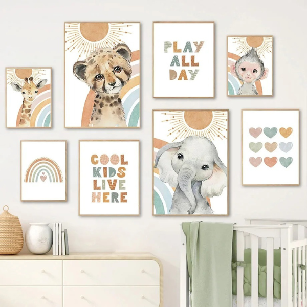 Affiche murale enfant avec texte "Play All Day", design arc-en-ciel bohème, idéal pour chambre bébé fille.