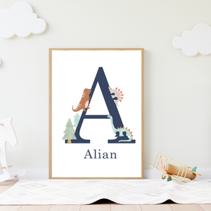 Affiche personnalisée avec initiale et prénom, décorée de petits dinosaures colorés, idéale pour une chambre d'enfant.
