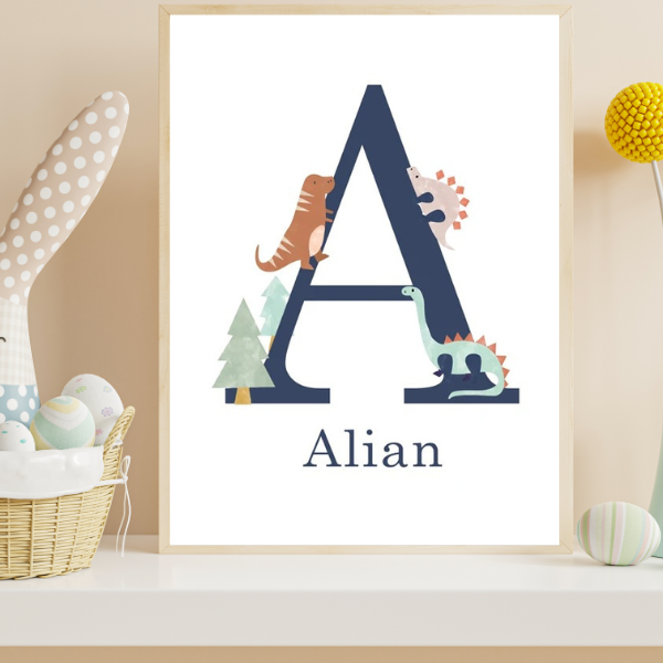 Affiche personnalisée avec initiale et prénom, décorée de petits dinosaures colorés, idéale pour une chambre d'enfant.