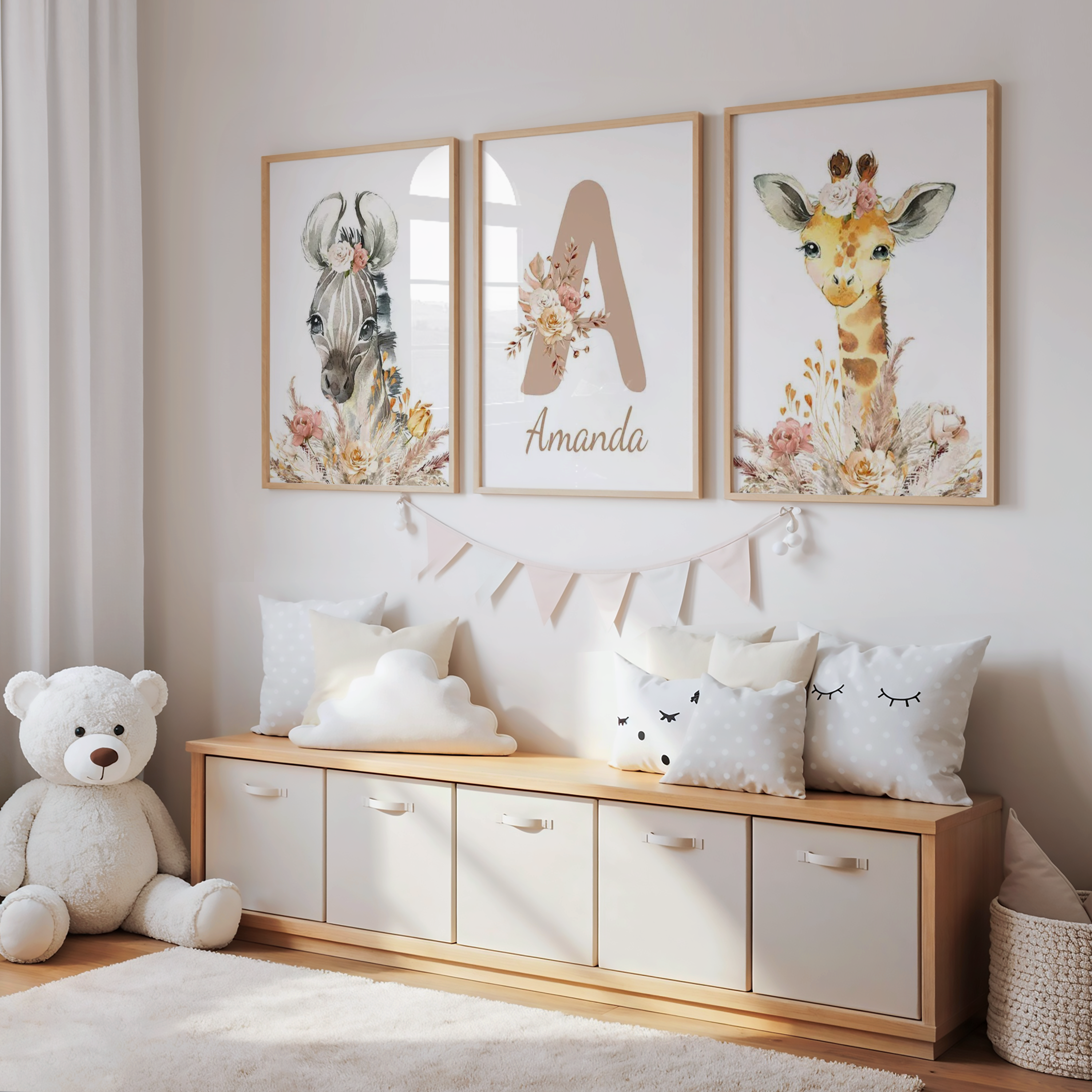 Affiche personnalisée avec prénom et grande initiale décorée de fleurs, thème safari bohème pour décoration murale chambre bébé.