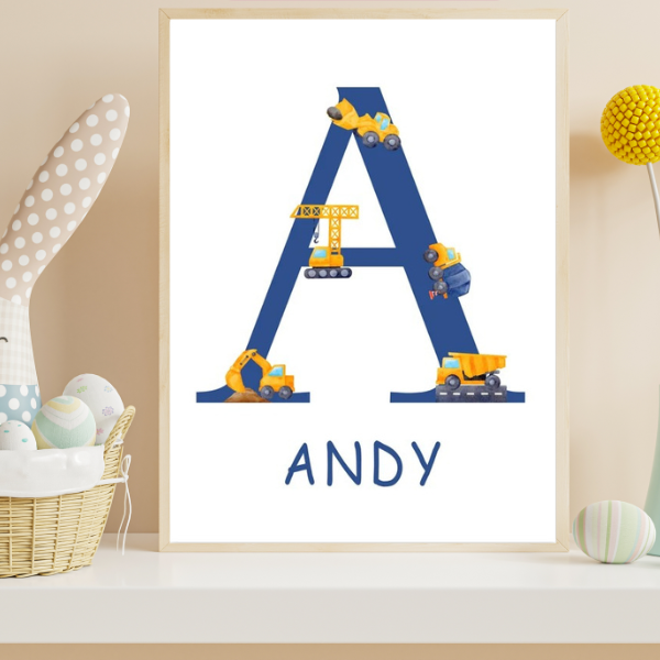 Affiche personnalisable avec une lettre décorée de véhicules de chantier, idéale pour une chambre d’enfant passionné par les engins de construction.
