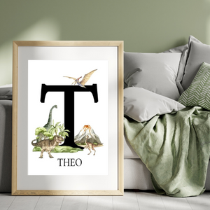 Affiche personnalisée avec une lettre initiale et des illustrations de dinosaures, idéale pour une chambre d'enfant.