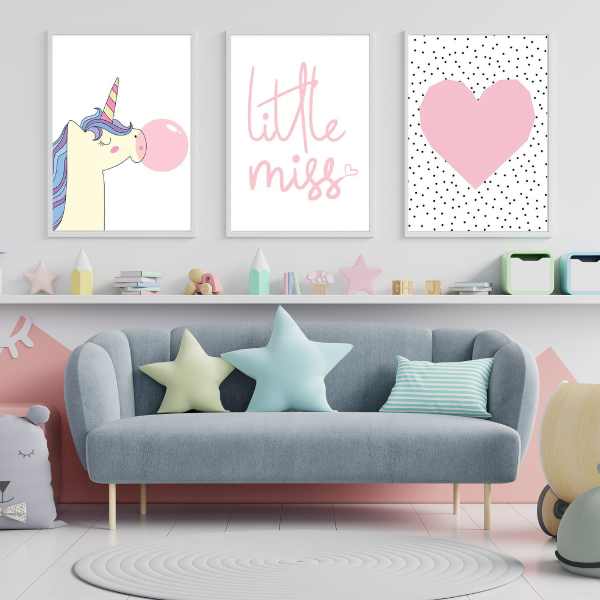 Affiche murale licorne soufflant une bulle rose, décoration chambre enfant magique.