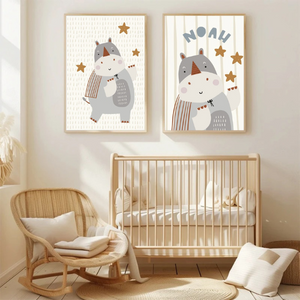 Affiche rhinocéros personnalisable pour une chambre d’enfant, déco murale douce et ludique sur toile coton canvas.