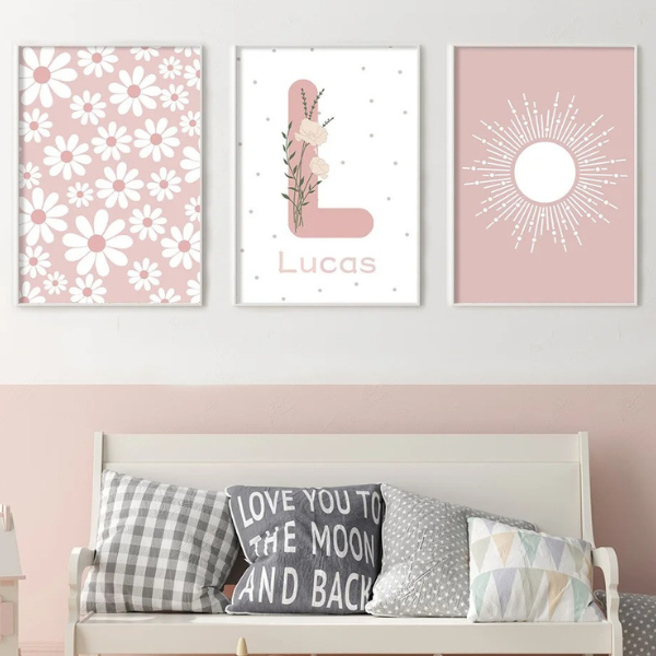 Affiche personnalisée rose poudré avec prénom, fleurs et soleil – déco murale chambre bébé