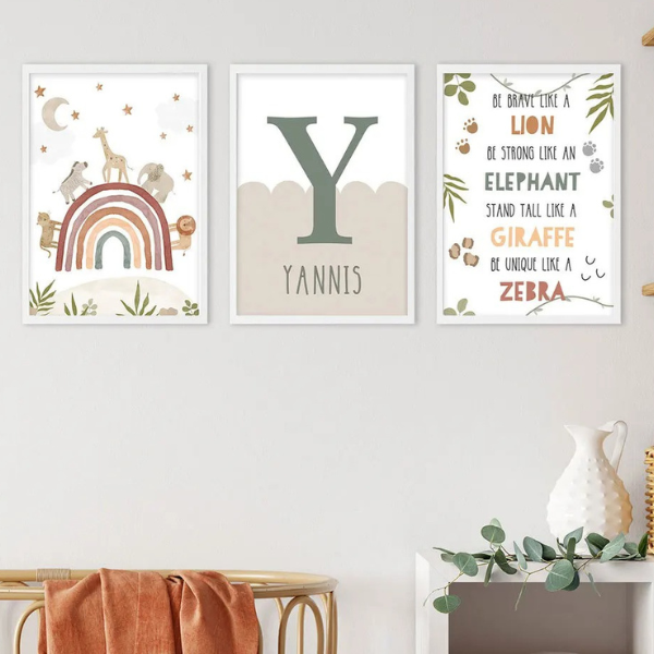 Set de 3 affiches murales thème safari avec arc-en-ciel, initiale décorative et citation positive. Idéal pour chambre enfant.
