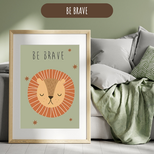 Affiche citation "Be Brave" avec un lion stylisé sur fond vert.