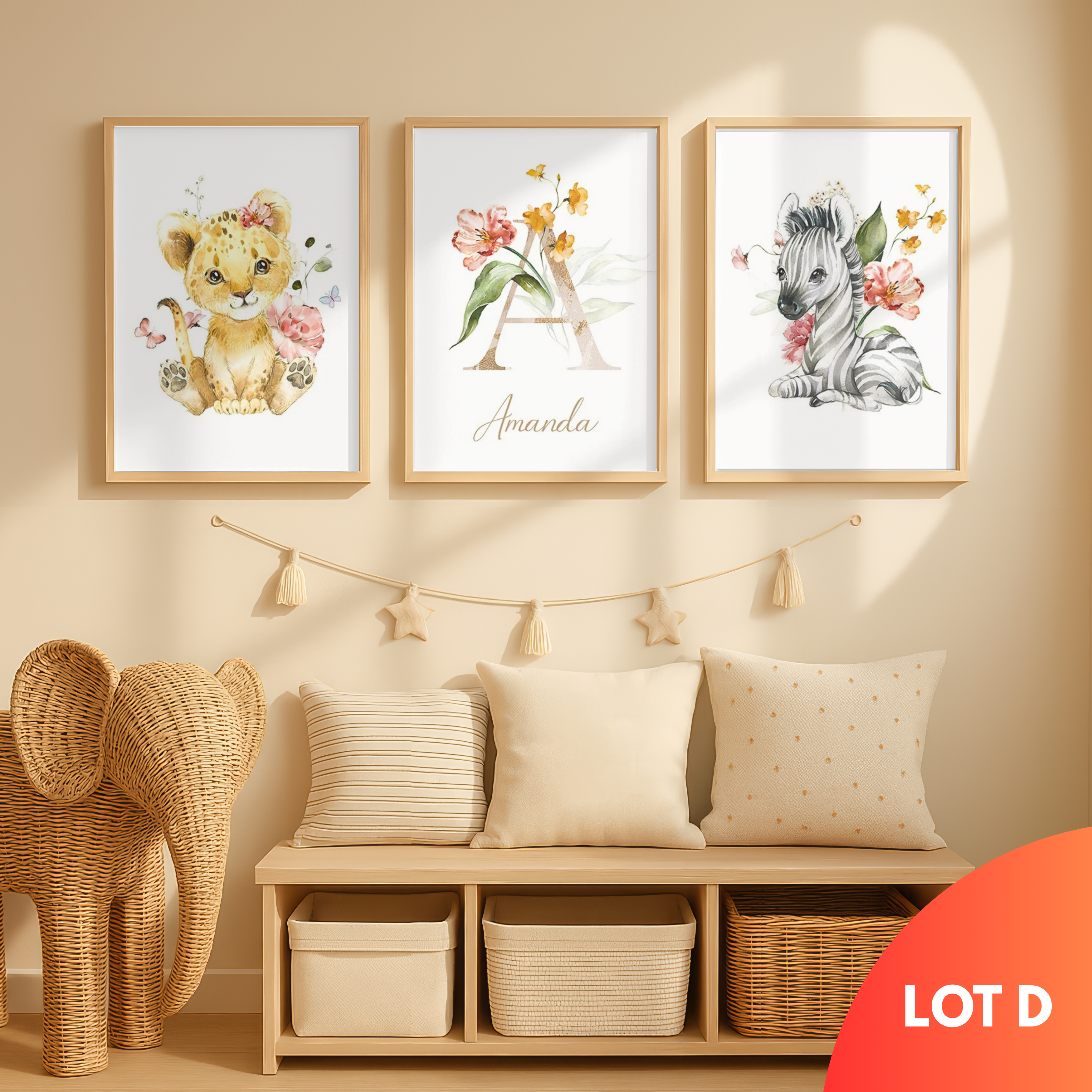 Affiche safari personnalisée pour chambre bébé avec lionceau et zèbre, décoration murale enfant douce et naturelle, affiche prénom avec lettre florale, idée cadeau naissance ou anniversaire bébé.