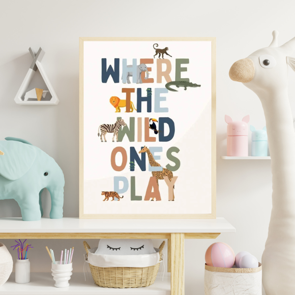 Affiche avec le texte "Where the wild ones play", décorative et ludique pour une chambre d'enfant.