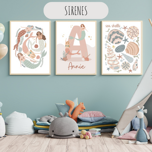 Set de trois affiches murales représentant des sirènes et une lettre personnalisée pour une ambiance océanique douce.