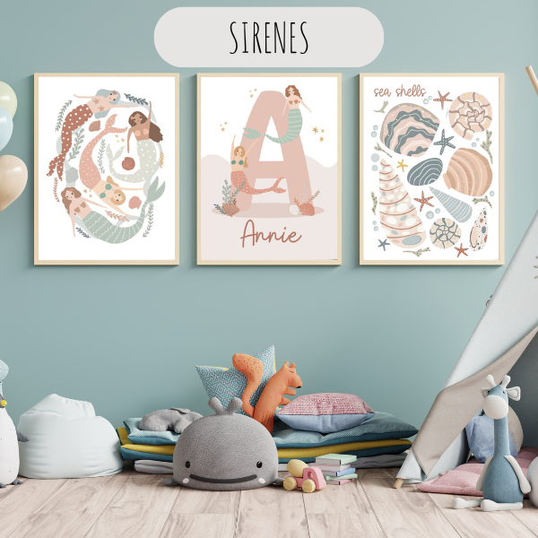 Set de trois affiches murales représentant des sirènes et une lettre personnalisée pour une ambiance océanique douce.