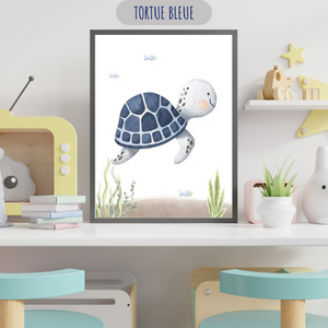 Affiche murale d’une tortue bleue aquarelle, idéale pour une décoration sur le thème marin dans une chambre d’enfant.