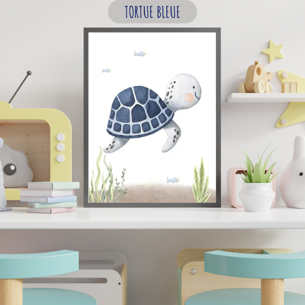 Affiche murale d’une tortue bleue aquarelle, idéale pour une décoration sur le thème marin dans une chambre d’enfant.